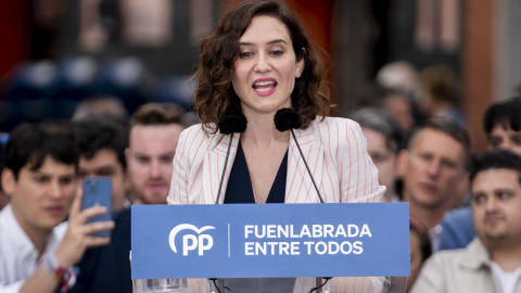 La presidenta de la Comunidad de Madrid y candidata del PP a la reelección, Isabel Díaz Ayuso, interviene durante su visita a la localidad madrileña de Fuenlabrada, a 21 de abril de 2023, en Fuenlabrada, Madrid (España). Foto: A. Pérez Meca