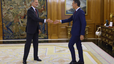  El rey Felipe VI y Pedro Sánchez se saludan en el palacio de la Zarzuela este pasado martes. -  Juanjo Guillén | EFE