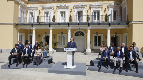 El líder del Partido Popular, Alberto Núñez Feijóo, da una rueda de prensa tras reunir este viernes a los presidentes autonómicos de su partido en Madrid. EFE/ J.P. Gandul