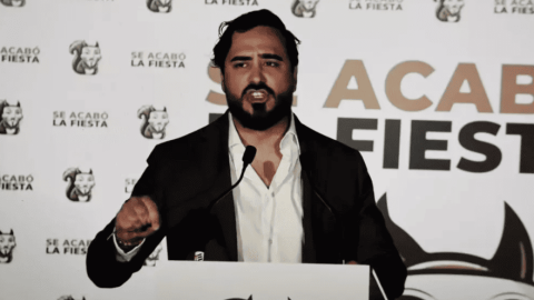 El agitador ultra Alvise Pérez, durante la rueda de prensa posterior al recuento de las elecciones europeas.- EFE