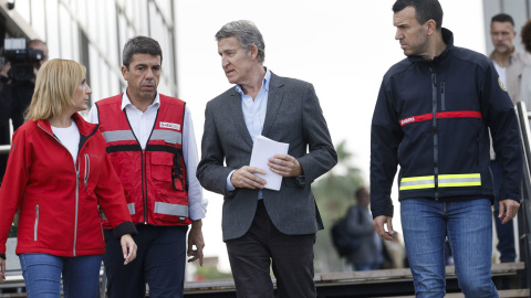  El presidente del Partido Popular, Alberto Núñez Feijóo, junto al president de la Generalitat, Carlos Mazón, en una visita al Centro de Coordinación de Emergencias de la Generalitat Valenciana. EFE/ Kai Fosterling