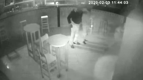 Unos ladrones disparan con una escopeta al dueño del bar que estaban atracando y que les pilló in fraganti