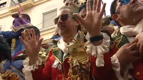 El Carnaval se despide de Cádiz entre coplas y degustaciones