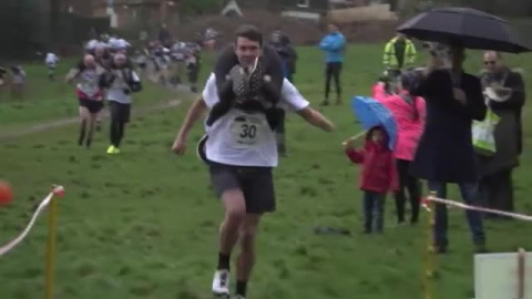 Peculiar carrera de parejas en la localidad inglesa de Dorking 