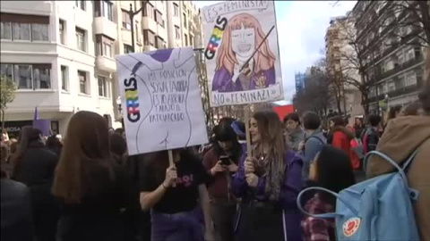Miles de personas salen a la calle en toda España con motivo del 8-M ...