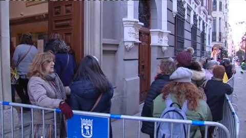 Disminuye el número de fieles haciendo cola para ver al Cristo de Medinaceli