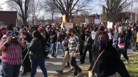 Cientos de personas recuerdan en Louisville a Breonna Taylor en el primer aniversario de su muerte a manos de la policía