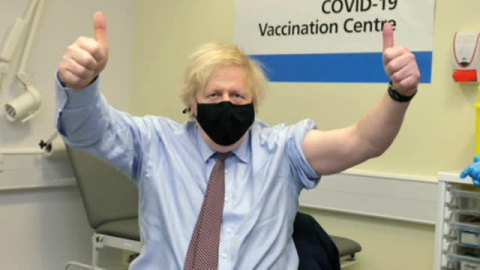 Boris Johnson recibe la vacuna de AstraZeneca para disipar dudas sobre su efectividad