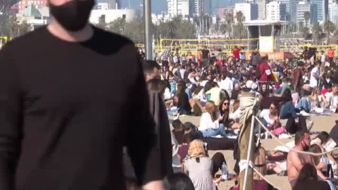 Cóctel perfecto de sol, playa y aglomeraciones sin distancia en la playa de la Barceloneta