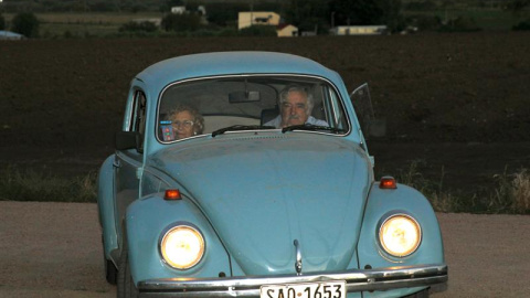 La alcaldesa de Madrid, Manuela Carmena (i), llega junto al expresidente uruguayo José Mujica (d) a una recepción en su honor, el jueves 21 de enero de 2016, en Montevideo (Uruguay). Carmena dijo hoy que quiere fomentar la relación de Monte