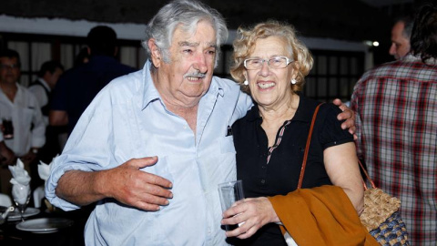 El expresidente uruguayo José Mujica (i) posa junto a la alcaldesa de Madrid, Manuela Carmena (d), en una recepción en honor a la jefa del consistorio, el jueves 21 de enero de 2016, en el local "Quincho de Varela", en Montevideo (Uruguay).