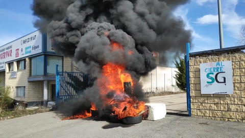 Trabajadores de Siemens Gamesa en Cuenca levantan una hoguera 