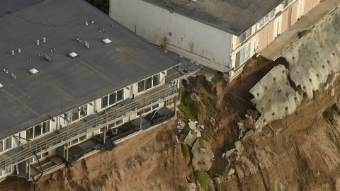 Un conjunto de edificios al borde del precipicio a causa del huracán El Niño. California, EEUU. REUTERS/Noah Berger