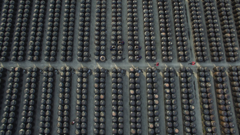 Unos trabajadores trabajan en un molino de vinagre y salsa de soja. Zhenjiang, provincia de Jiangsu. REUTERS/China Daily