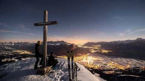 Dos esquiadores disfrutan de las vistas desde el pico Garmil, a 2.003 metros sobre el nivel del mar. Vilters-Wangs, Suiza. EFE/Gian Ehrenzeller