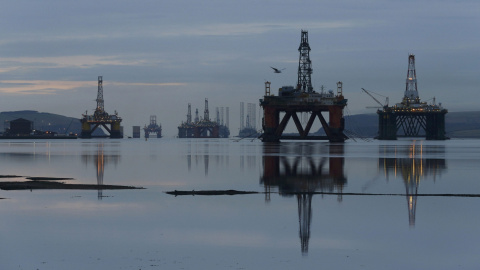 Plataformas de perforación estacionadas en el Cromarty Firth. Cerca de Invergordon, Escocia. REUTERS/Russell Cheyne