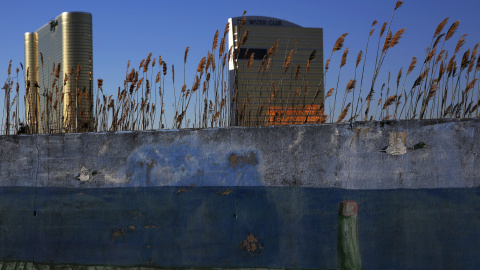 Los famosos Borgata Hotel Casino y Spa y el Water Club, un hotel unido al Borgata, detrás de un muro pintado en Atlantic City, New Jersey, EEUU. REUTERS/Shannon Stapleton