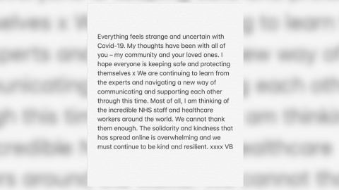 Victoria Beckham agradece el trabajo de los profesionales sanitarios