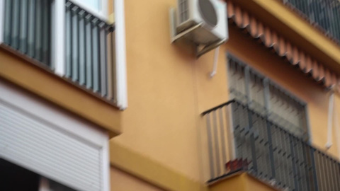 En una calle de Sevilla los vecinos cantan 'Hola Don Pepito'