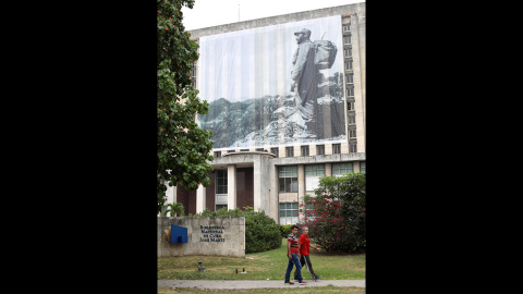 Fotografía gigante de Fidel en la Biblioteca Nacional de la Plaza de la Revolución. /Marian León y Lucía M. Quiroga