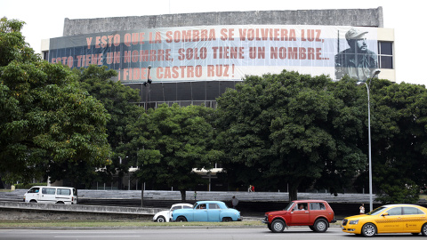 "Y esto que la sombra se volviera luz, esto tiene un nombre, solo un nombre... ¡Fidel Castro Ruz!". Pancarta con foto en un edificio de la Plaza de la Revolución. /Marian León y Lucía M. Quiroga