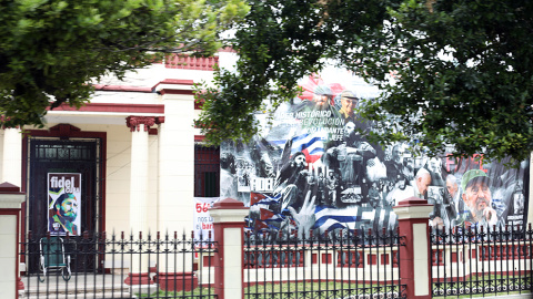 Mural y póster colocados en la fachada de una casa particular. /Marian León y Lucía M. Quiroga