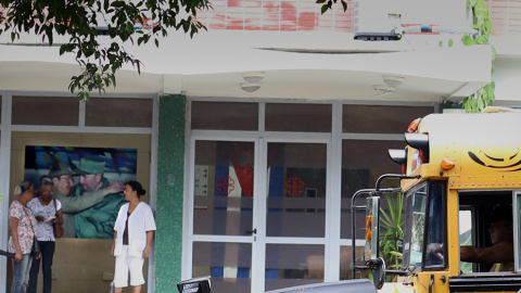 Retrato de Fidel y su hermano Raúl en la entrada de un centro médico. /Marian León y Lucía M. Quiroga