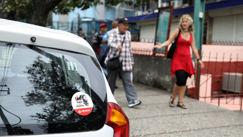 Pegatina en la parte trasera de un coche en El Vedado. /Marian León y Lucía M. Quiroga