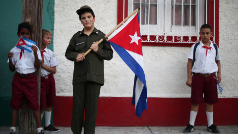 Un grupo de niños espera en la calle la llegada de la caravana que porta las cenizas de Fidel Castro en Bayamo, Cuba. REUTERS