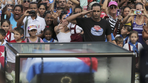 Un grupo de cubanos, junto a la caravana que porta las cenizas de Fidel Castro por toda Cuba. REUTERS