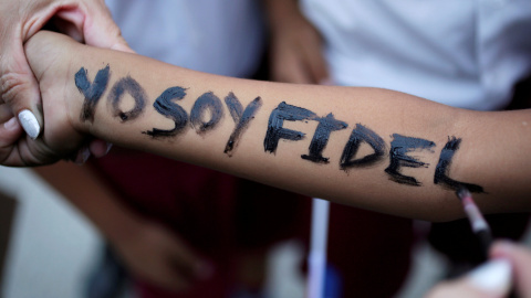 Una joven con el brazo pintado con las palabras "Yo soy Fidel", durante el recorrido de las cenizas de Fidel Castro en Bayamo, Cuba. REUTERS