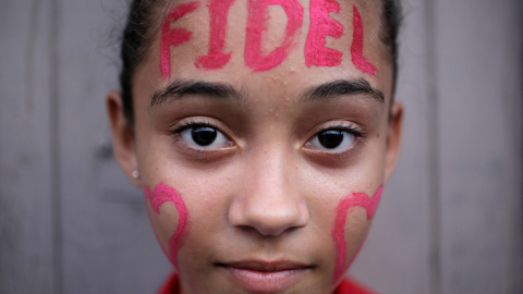 Una niña con la cara pintada en homenaje a Fidel Castro, espera la caravana que porta las cenizas del ex dirigente cubano en Bayamo, Cuba.  REUTERS/Enrique De La Osa