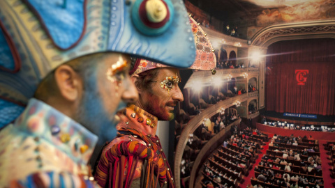 Miembros de la comparsa "Los cobardes" observan el escenario antes de su actuación en la segunda sesión de semifinales del Concurso Oficial de Agrupaciones Carnavalescas (COAC), que se celebra en el Gran Teatro Falla en Cádiz. EFE/Román Río