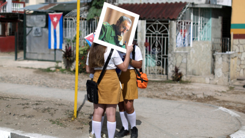 Unas escolares sujetan una fotografía de Fidel Castro en Buenaventura, Cuba, por donde ha pasado la caravana con las cenizas del exmandatario cubano. REUTERS