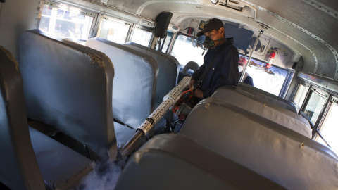 Un empleado de Salud Pública fumiga el interior de un autobús para erradicar el mosquito Aedes aegypti, transmisor del virus del Dengue Chikungunya y Zika, en Tegucigalpa (Honduras).EFE/ Gustavo Amador