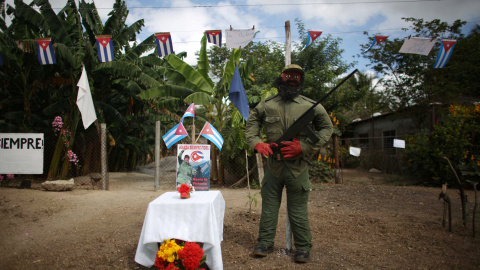 Una estatua representando a un 'barbudo', un guerrillero, colocada junto a la carretera por la que pasa la caravana con las cenizas de Fidel Castro en Cascorro, Cuba. REUTERS