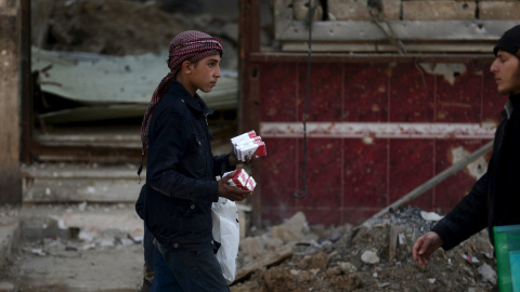 Un joven vende paquetes de tabaco en Duma, Siria. 3 de febrero de 2016. REUTERS/Bassam Khabieh