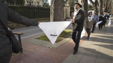 Cadena humana organizada por la asociación de familiares de presos de ETA, Etxerat, en su inicio frente a Ajuria Enea, para denunciar la política de dispersión coincidiendo con el Día Internacional de los Derechos Humanos. EFE / José Ramón 