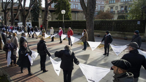 Cadena humana organizada por la asociación de familiares de presos de ETA, Etxerat, en su inicio frente a Ajuria Enea, para denunciar la política de dispersión coincidiendo con el Día Internacional de los Derechos Humanos. EFE/José Ramón Gó