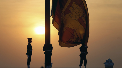 Un oficial de la fuerza aérea iza la bandera nacional de Sri Lanka al ponerse el sol en Galle Face Green en Colombo, Sri Lanka, 3 de febrero de 2016. Los habitantes celebrarán el 68º aniversario de día de la Independencia el 4 de febrero. R