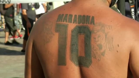 Cientos de argentinos marchan para pedir justicia para Maradona