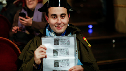 Un joven vestido como un guardia civil espera en el Teatro Real de Madrid que le toque la lotería. REUTERS