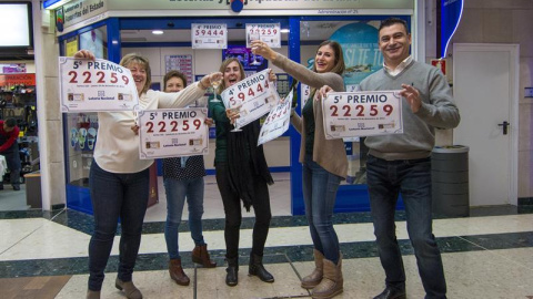 El dueño de la Administración de Lotería Nº25 de Santander, José Miguel Bezanilla, acompañado de su hija, Andrea Bezanilla (2d) y trabajadores del establecimiento, celebran tras averiguar que han vendido un quinto premio, el número 22259, p