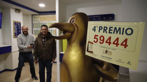 El 59.444, cuarto premio del Sorteo Extraordinario de la Lotería de Navidad, ha sido vendido en parte en la administración ubicada en la madrileña calle Infantas .En la foto, el dueño de la administracion celebra el premio. EFE/Juan Carlos 