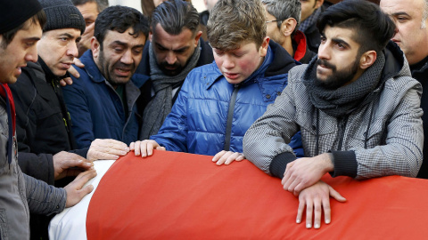 Los familiares lloran en el funeral de Ayhan Arik, víctima del ataque terrorista en la discoteca Reina de Estambul. REUTERS / Osman Orsal