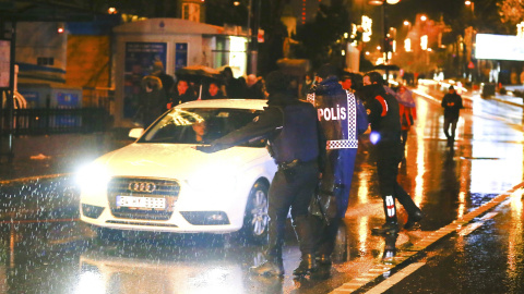 Zona de seguridad de la policía alrededor de la discoteca Reina de Estambul donde se produjo el atentado. REUTERS / Osman Orsal