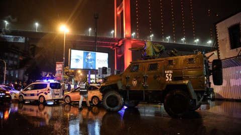 Cordón de seguridad policial en la discoteca Reina de Estambul donde se produjo el atentado. EFE / EPA / STR