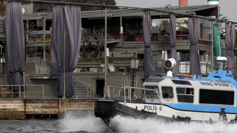 Un barco de la Guardia Costera turca patrulla frente a la discoteca de Estambul donde se produjo el atentado que dejó 39 muertos. ReinaREUTERS / Umit Bektas