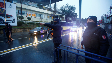 La policía sigue reforzando la seguridad en los alrededores de la discoteca Reina de Estambul.  REUTERS / Osman Orsal