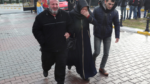 Los familiares de las víctimas llegan al Instituto de Medicina Forense donde la gente se congregó tras el ataque terrorista. EFE / EPA / TOLGA BOZOGLU